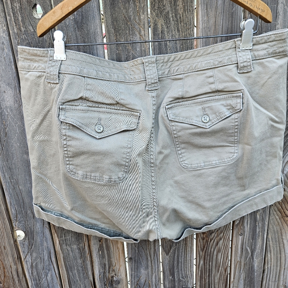 Torrid Women's Tan Shorts Size 18 - Picture 11 of 16